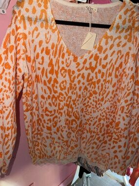 Andthewhy women’s V-Neck Animal Print Sweater Orange and White size S/M 🐅🧡NWT